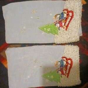 2 Cute Vintage Christmas Hand Towels.